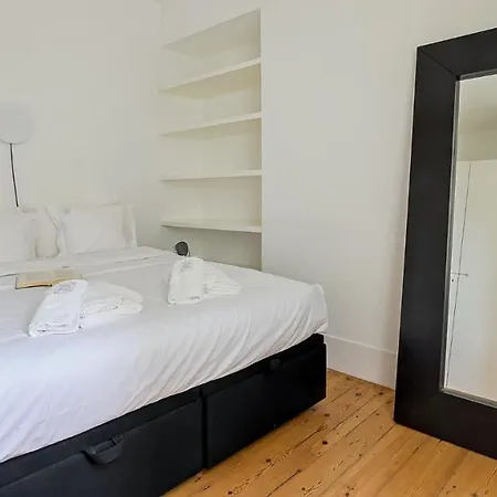Apartment Plum Guide - Amber Lily Lissabon